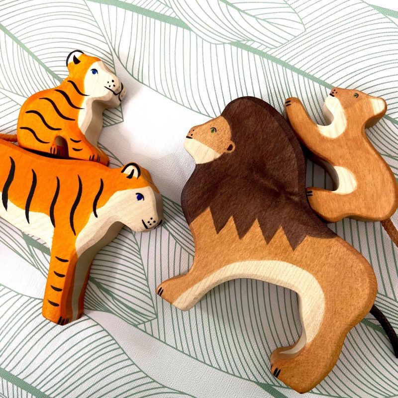 Lionceau jouant en bois