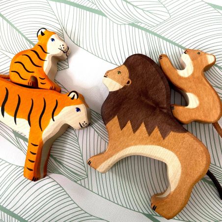 Lionceau jouant en bois - Holztiger