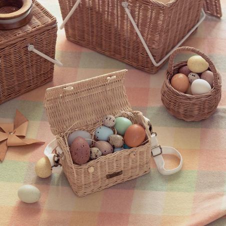 Sac Maison en rotin en bandoulière par Olli Ella emplis d'oeufs Sac Maison en rotin en bandoulière par Olli Ella emplis d'oeufs