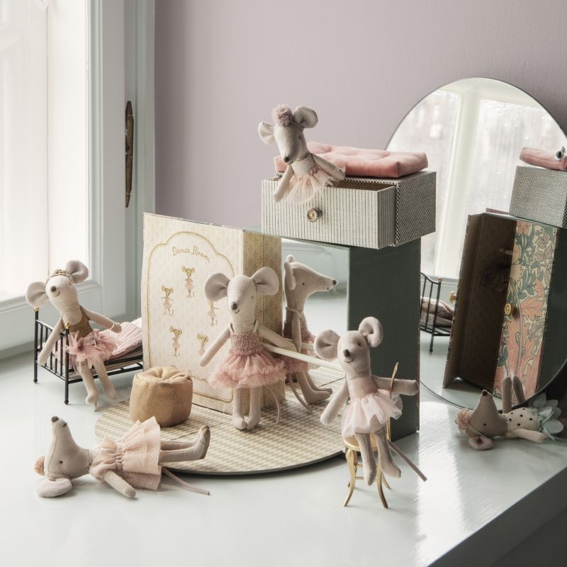 Grande sœur - souris dansante | Giselle par  Mis en scène dans une chambre