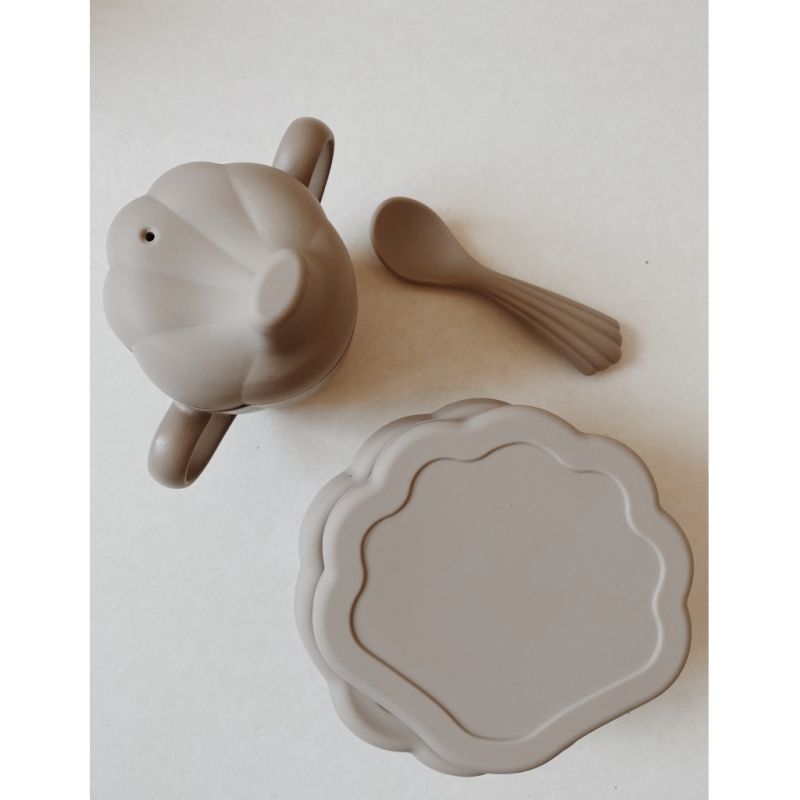 Set de repas coquillage | Gris par Konges Slojd sur une table