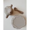 Set de repas coquillage | Gris par Konges Slojd sur une table