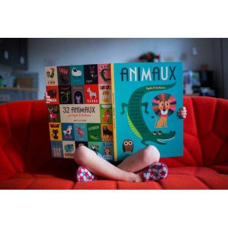 Livre géant | Animaux par Marcel et Joachim dans les mains d'un enfant Livre géant | Animaux par Marcel et Joachim dans les mains d'un enfant