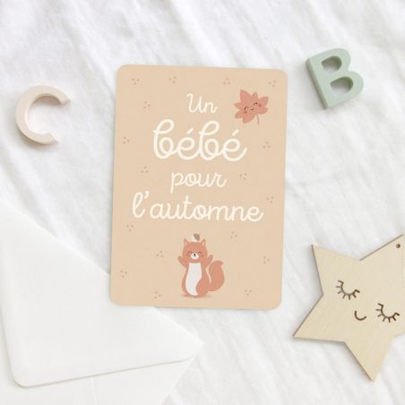 Carte Un bébé pour l'automne par Zü sur un drap Carte Un bébé pour l'automne par Zü sur un drap