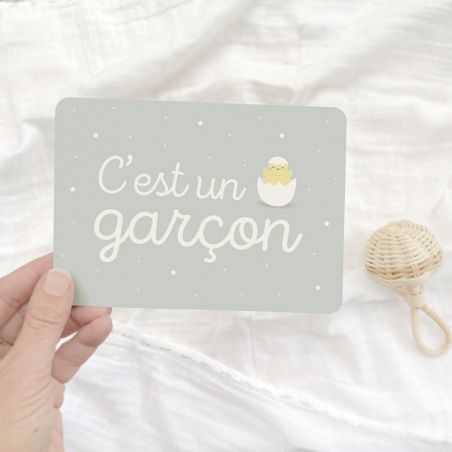 Carte C'est un garçon par Zü tenue dans une main Carte C'est un garçon par Zü tenue dans une main