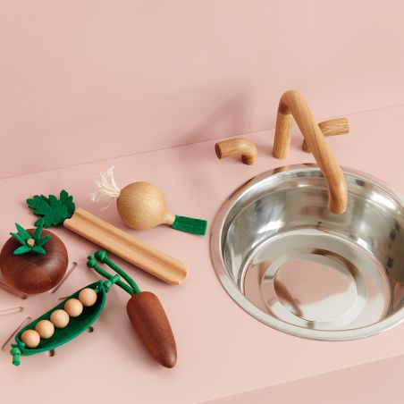 Légumes en bois par CamCam Copenhagen dans une cuisine Légumes en bois par CamCam Copenhagen dans une cuisine