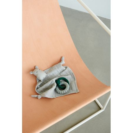 Doudou Lange en coton bio | Hippo par Liewood sur une chaise Doudou Lange en coton bio | Hippo par Liewood sur une chaise
