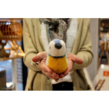 Doudou petit oiseau | Bleu par Jellycat dans les mains de Cécile Doudou petit oiseau | Bleu par Jellycat dans les mains de Cécile