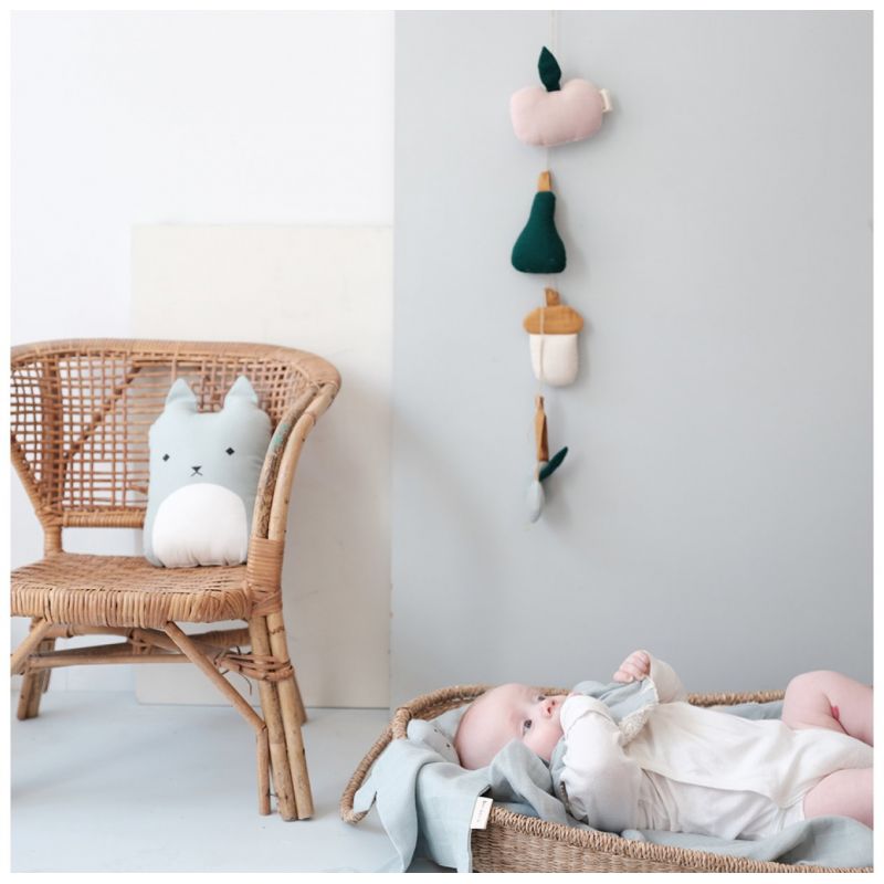 Hochet poire | Bleu par Fabelab en photo avec un bébé