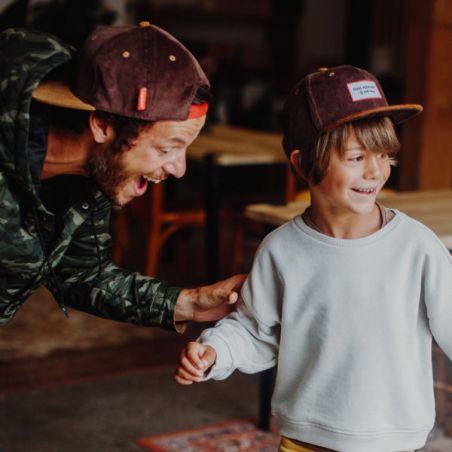 Casquette Maman | Sweet Brownie par Hello Hossy sur un papa et son enfant Casquette Maman | Sweet Brownie par Hello Hossy sur un papa et son enfant
