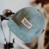 Casquette Enfant | Sweet Baby Blue par Hello Hossy sur un vélo
