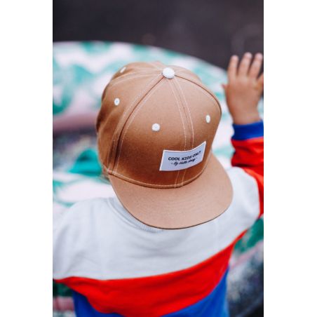 Casquette Enfant | Mini Brown par Hello Hossy sur un enfant vu de derrière Casquette Enfant | Mini Brown par Hello Hossy sur un enfant vu de derrière
