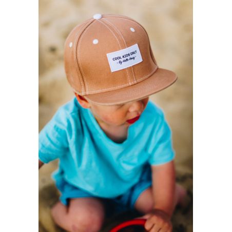 Casquette Enfant | Mini Brown par Hello Hossy sur un enfant à la plage Casquette Enfant | Mini Brown par Hello Hossy sur un enfant à la plage