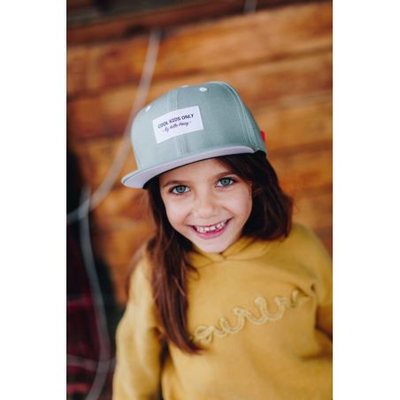 Casquette Enfant | Mini Khaki par Hello Hossy sur un enfant Casquette Enfant | Mini Khaki par Hello Hossy sur un enfant