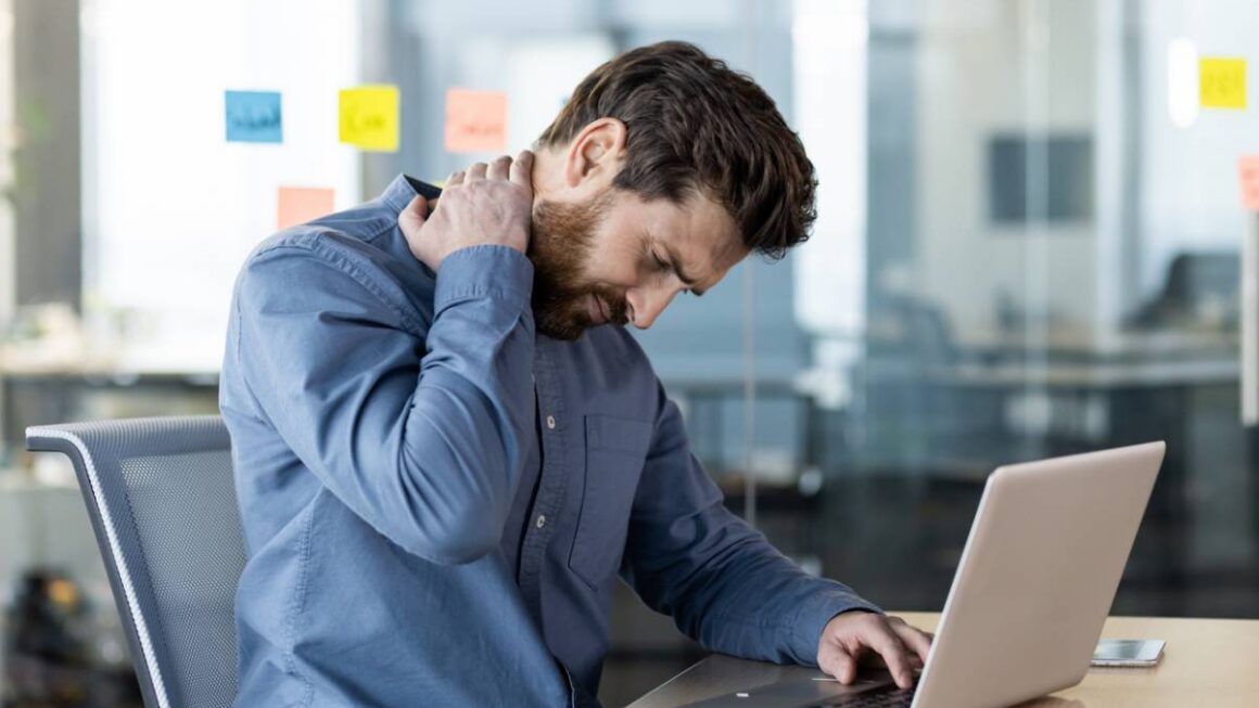 Mal de dos au bureau ? Voici comment une chaise ergonomique change la donne
