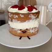 Pour son anniversaire, je voulais un gâteau joli, doux, et rigolo, un peu comme elle.
Alors j’ai tenté un naked cake.
J’ai raté, recommencé, improvisé.
Ce n’était pas parfait, mais elle l’adore.
Et ça, c’était tout ce que je voulais.
Bref. J’ai fait un gâteau-doudou 🎂🤭

#anniversaireenfant #gateaudoudou #jellycake #momlife #parentalité #momentstendres #nakedcake #souvenirsdoux #faitmaisonavecamour
