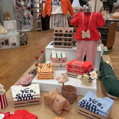 ☀️ YES, SUN.

Des rayures qui sentent l’été, un rouge qui donne bonne mine, des matières légères pour courir, jouer, rêver.

On avait envie de lumière. De pièces faciles à porter. De looks qui font sourire dès le matin.

La nouvelle sélection est en boutique ✨ Et elle sent déjà les beaux jours. 🥰☀️