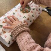 Qui dit vacances… dit petites mains partout ❤️ 
Ici, on emballe avec amour, parfois même avec un petit coup de pouce de 3 ans 🤭