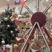 Nos petits lutins ont encore frappé. Cette année, nos vitrines de Noël ont pris vie autour du thème de la fête foraine, avec sa grande roue comme celle de la place de Lille à Noël.

Tout a été imaginé et réalisé à la main, ici, dans les boutiques, avec de petits moyens… mais beaucoup de passion.

Et si ces vitrines sont si spéciales pour moi, c’est parce qu’elles représentent ce qu’est vraiment Little cecile aujourd’hui : une petite équipe qui donne tout pour créer du beau.

On n’est pas une grosse structure. On bricole, on teste, on improvise, on recommence…Mais on le fait avec cœur, ensemble. Et je suis tellement fière de ce que nous avons réussi à créer cette année.

Quand je repense au tout début, quand j’étais toute seule dans ma petite boutique… je mesure le chemin parcouru.
Et pourtant, l’esprit reste le même : faire les choses simplement, sincèrement.

Comme pour nos vitrines, chaque jour, tout est fait sur place. Comme la sélection de nos marques et de nos produits chouchous, les commandes Internet et les click & collect, préparés avec soin, les messages sur Instagram auxquels je réponds toujours personnellement aujourd’hui, même à des heures un peu tardives parfois 🙃

Merci d’être là, vraiment.
Merci de continuer à faire vivre cette aventure avec nous.

Et bravo à mon équipe, qui rend chaque jour un peu plus beau. ✨🎡