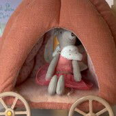 Année après année, on ne se lasse pas de l’univers de nos petites souris préférées. C’est le genre de jeux que l’on garderait bien toute une vie. A la maison, j’imagine qu’un jour je rangerai toute la collection des enfants qui auront grandi, bien précieusement, dans une belle boite. Et un jour suivant, on prendra plaisir à ressortir la moindre pièce de cet univers magique, avec de nouvelles petites têtes blondes ❤️