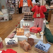 ☀️ YES, SUN.

Des rayures qui sentent l’été, un rouge qui donne bonne mine, des matières légères pour courir, jouer, rêver.

On avait envie de lumière. De pièces faciles à porter. De looks qui font sourire dès le matin.

La nouvelle sélection est en boutique ✨ Et elle sent déjà les beaux jours. 🥰☀️