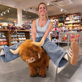 Il fallait bien vérifier si elle était solide… 😏
Nouvelle mascotte de notre boutique de Villeneuve-d’Ascq 🤎

Je crois qu’elle a déjà trouvé sa place. #jai4ans