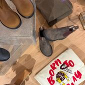 Les Blundstone débarquent chez Little cecile 🤎

Et pour fêter ça, on s’est dit qu’un petit stop motion serait sympa 😎.

Quelques centaines de photos plus tard, on regrette légèrement cette décision 😂 oui, oui, tout est fait à la main, photo par photo 🫠

Heureusement qu’elles sont belles ces bottines.