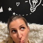 Cela fait des mois que l’on travaille sur un projet un peu fou-fou… 🤭

Un projet assez différent de ce que propose habituellement Little cecile, mais qui, au fond, partage exactement le même ADN : faire plaisir aux petits comme aux grands ! ❤️

Un projet qui réunit les amis, les familles, les petits et les grands, peu importe les générations !

Bref, un joli side-project qui a forcément dû passer après le lancement de notre nouvelle boutique et du Café. Parce que depuis l’ouverture en juin, autant vous dire qu’on n’a pas vraiment eu le temps de s’ennuyer ! 😅

Mais on n’a jamais laissé tomber l’idée. Et aujourd’hui, CE PROJET EST ENFIN PRÊT ! 🥳

Il nous aura fait toucher à tout : électronique, réseau, son, lumières, web, décors…

On a dénudé, câblé, scié, fixé, cousu, testé, recommencé… Bref, on y a mis beaucoup de temps, d’énergie et surtout beaucoup de coeur !

Et tout ça se cache depuis des mois dans une pièce mystérieuse, nichée entre notre petite et notre grande salle d’atelier de notre @littlececile.cafe … 👀

Alors, une petite idée de ce qu’on vous prépare ?

On vous révèle tout demain ! 🤫❤️