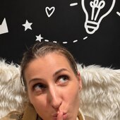 Cela fait des mois que l’on travaille sur un projet un peu fou-fou… 🤭

Un projet assez différent de ce que propose habituellement Little cecile, mais qui, au fond, partage exactement le même ADN : faire plaisir aux petits comme aux grands ! ❤️

Un projet qui réunit les amis, les familles, les petits et les grands, peu importe les générations !

Bref, un joli side-project qui a forcément dû passer après le lancement de notre nouvelle boutique et du Café. Parce que depuis l’ouverture en juin, autant vous dire qu’on n’a pas vraiment eu le temps de s’ennuyer ! 😅

Mais on n’a jamais laissé tomber l’idée. Et aujourd’hui, CE PROJET EST ENFIN PRÊT ! 🥳

Il nous aura fait toucher à tout : électronique, réseau, son, lumières, web, décors…

On a dénudé, câblé, scié, fixé, cousu, testé, recommencé… Bref, on y a mis beaucoup de temps, d’énergie et surtout beaucoup de coeur !

Et tout ça se cache depuis des mois dans une pièce mystérieuse, nichée entre notre petite et notre grande salle d’atelier de notre @littlececile.cafe … 👀

Alors, une petite idée de ce qu’on vous prépare ?

On vous révèle tout demain ! 🤫❤️