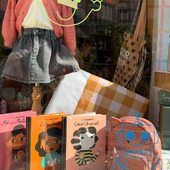 Ça y est… on a fait rentrer septembre dans la vitrine 🍎📚
Bon, on ne va pas vous mentir, on n’est pas encore tout à fait prêts à dire au revoir à l’été 😅 Mais les nouveautés de rentrée commencent sérieusement à nous faire changer d’avis.
Vous validez la nouvelle vitrine ?