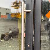 Aujourd’hui, ce lieu est encore vide. Des murs bruts, du silence, de l’espace.

Mais ici, très bientôt, on prendra le temps. On boira des cafés encore chauds. Les enfants joueront. Les parents souffleront.

Little cecile café, c’est le futur QG des familles.
Mais… ce n’est pas juste un café.

Derrière une porte encore inexistante, un autre espace attend. Je vous donne le scoop dans cette vidéo. 😍

Les travaux d’intérieur commencent dès janvier. Et l’histoire ne fait que commencer.

A très vite ❤️