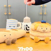 POV : tu adoptes un Jellycat… et il commence sa meilleure vie chez toi 🥹❤️

Petit café, déjeuner, goûter entre copines, dîner japonais… et enfin au lit 💤

Le plus difficile finalement ?
👉🏼 Choisir lequel ramener à la maison 🤭

Retrouvez notre grande famille Jellycat chez Little Cecile
