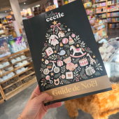 La magie de Noël commence doucement à s’installer chez Little cecile… ✨🎄

Et cette année encore, nous avons mis tout notre coeur dans la préparation de notre catalogue de Noël ❤️

Des idées cadeaux pour les petits, de jolies découvertes, nos coups de coeur et surtout beaucoup de douceur pour préparer les fêtes.

Et aujourd’hui, quel bonheur de le découvrir enfin en version papier ! 🥹

Il vous attend dès maintenant dans vos deux boutiques, à Lille et Villeneuve d’Ascq, et aussi au café !!

On espère que vous prendrez autant de plaisir à le feuilleter que nous en avons eu à l’imaginer ! 🫶🏼
