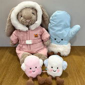 🍂 Les nouveautés d’octobre chez Little cecile

L’automne s’est installé tout en douceur dans la boutique, avec de jolies nouveautés à découvrir 💛

Les bougies @kult.collection sont arrivées, parfaites pour créer une ambiance chaleureuse et réconfortante.

Côté kids, les casques @kidywolf allient design et confort pour accompagner les petits mélomanes.

On craque complètement pour le poney @kongessloejd , aussi poétique que doux, et pour les nouveaux coloris @atelierwagram , toujours aussi élégants et faits avec soin. Les poupées se sont habillées de saison avec @minikane_for_kids.

La marque @hindbag et son joli colorama ont pris place dans notre boutique de Lille.

Et bien sûr, impossible de résister aux nouvelles peluches Jellycat, plus tendres que jamais, et surtout aux retours de nos guest stars : l’abeille et la pêche.

Un mois tout en douceur, rempli de jolis coups de cœur à (re)découvrir en boutique et sur notre e-shop ❤️

Et si on vous préparait quelques posts remplis d’idées cadeaux et de jolies nouveautés pour les fêtes qui approchent ? ☺️