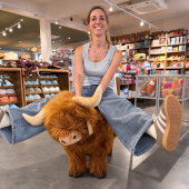 Il fallait bien vérifier si elle était solide… 😏
Nouvelle mascotte de notre boutique de Villeneuve-d’Ascq 🤎

Je crois qu’elle a déjà trouvé sa place. #jai4ans