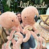 Nouveau, en édition très limitée et numérotée, la pieuvre Gigantic de Jellycat fait son entrée chez Little cecile. Une pièce rare qui ravira les fans de la marque 😍 A votre avis, combien pèse ce beau bébé ? 🙃